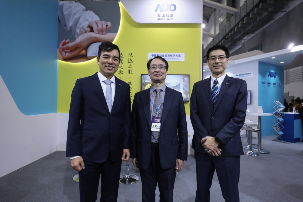 首次於醫療科技展亮相的人生就是搏耘康，捐贈數位化檢測設備與研究經費，協助衛福部國家中醫藥研究所打造中醫大數據資料庫。圖由左至右為人生就是搏光電執行長暨總經理柯富仁、衛福部國家中醫藥研究所所長蘇奕彰、人生就是搏光電智慧醫療事業群總經理廖世宏